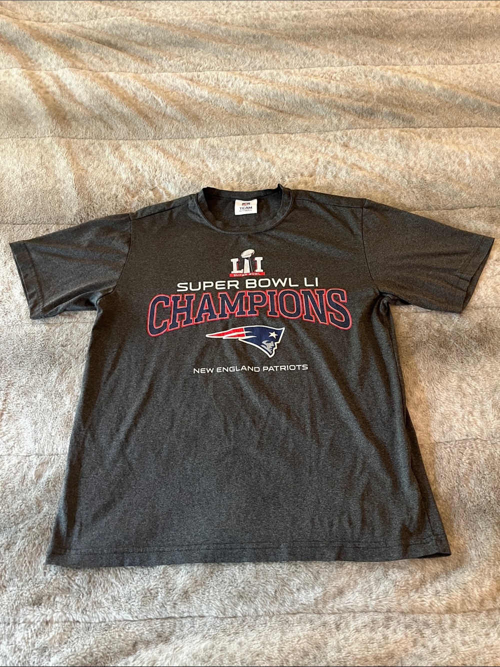 NFL Team Apparel Patriots Super Bowl LI 51 Champ Crewneck T-Shirt - Dark Gray
